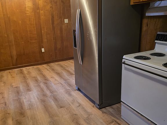 Stove and fridge included