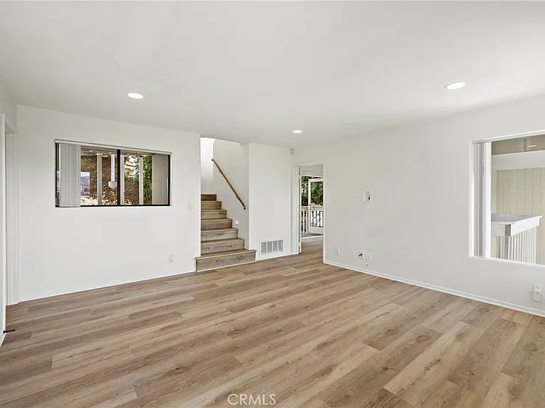 665 Temple Hills Dr — Photo 22