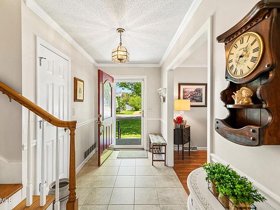 4th image of 2417 Southview Dr