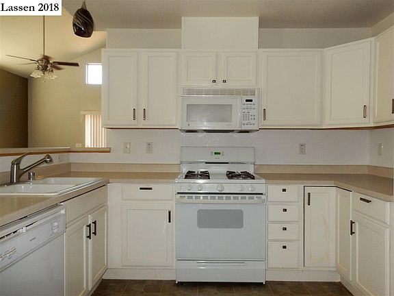 2nd image of 940 Pearl Cir