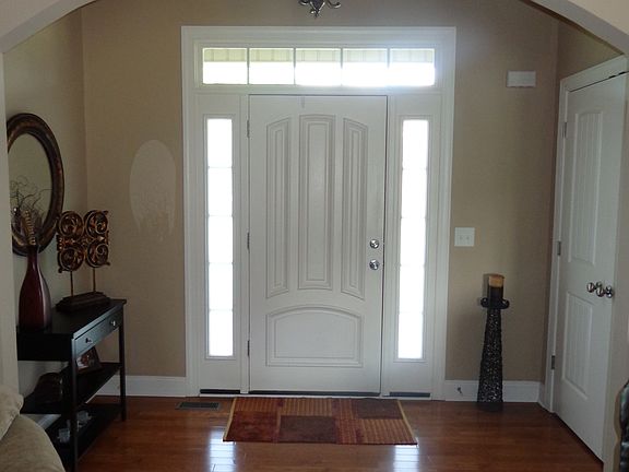 Foyer w/ double coat closet