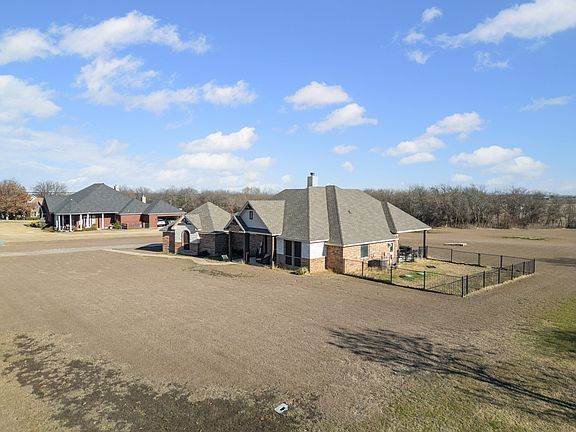 3rd image of 184 Angus Ct