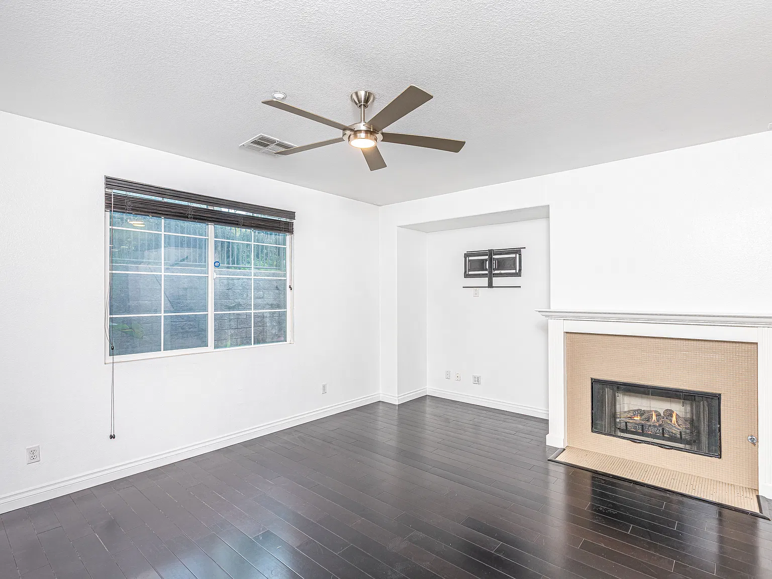 3 bed, 2.5 bath, 1586 sqft, $3,500 — Photo 3