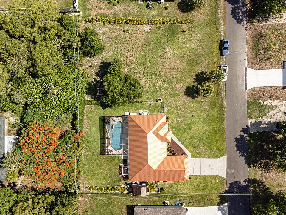 2nd image of 412 Carpenter Ave NW