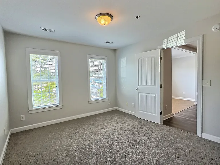 144 N Hines St — Photo 35
