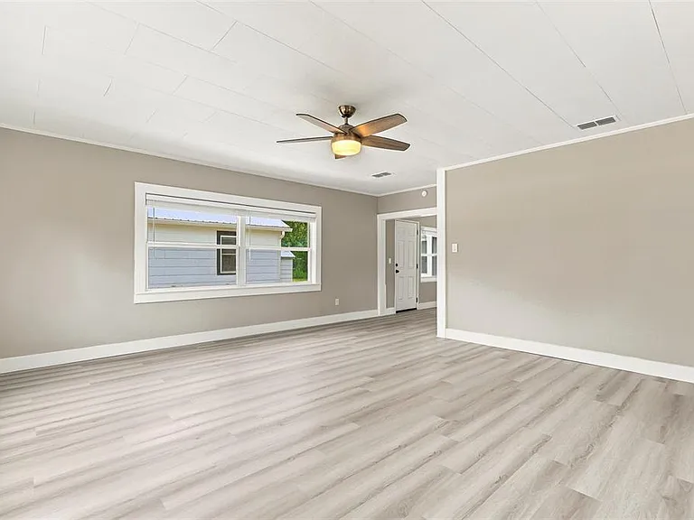 2704 E Jefferson St — Photo 10
