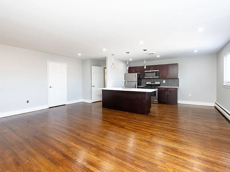 Cameron Apartments — Photo 4