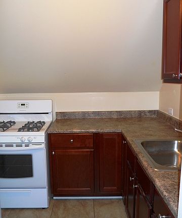 4th image of 613 Washington St #4