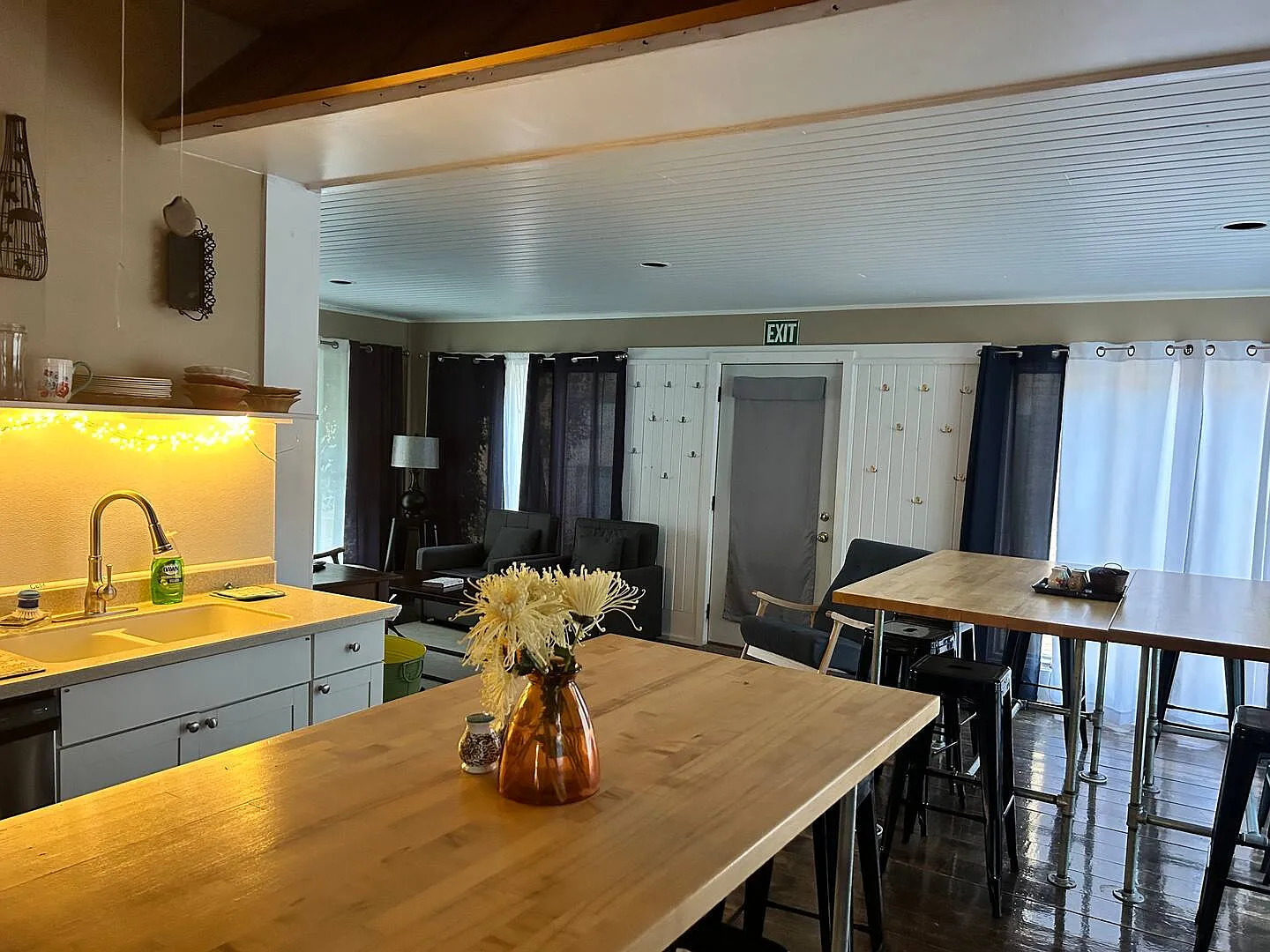 4 bed, 2600 sqft, $1,975 — Photo 4
