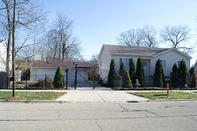 1st image of 1935 Wallace Ave