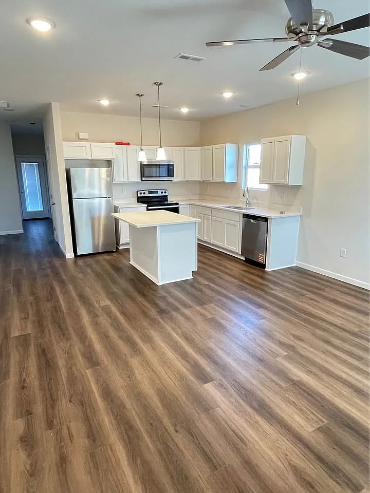 338 W Castle St - 1 — Photo 2