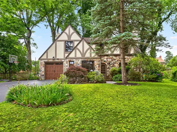 33 Fair Oaks Dr, East Rochester, NY 14445