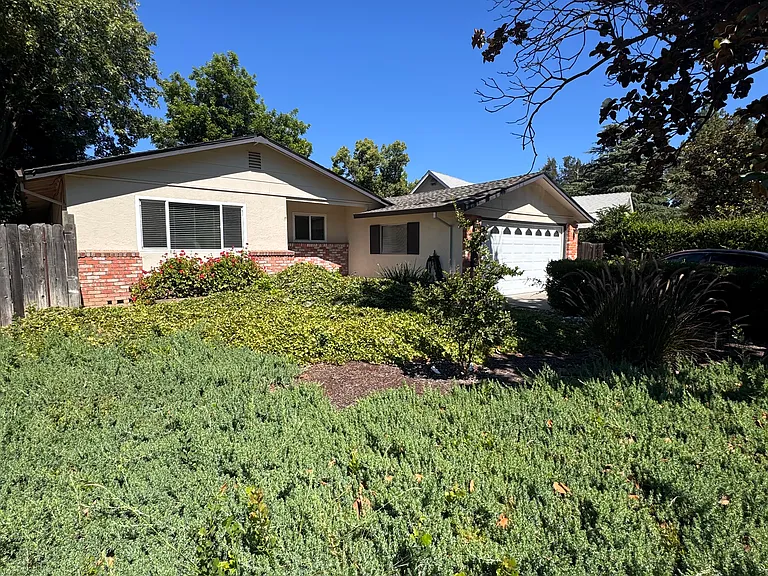 1803 Magnolia Pl — Photo 1
