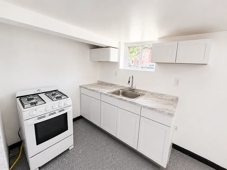 259-261 Seymour Ave #BASEMENT — Photo 1