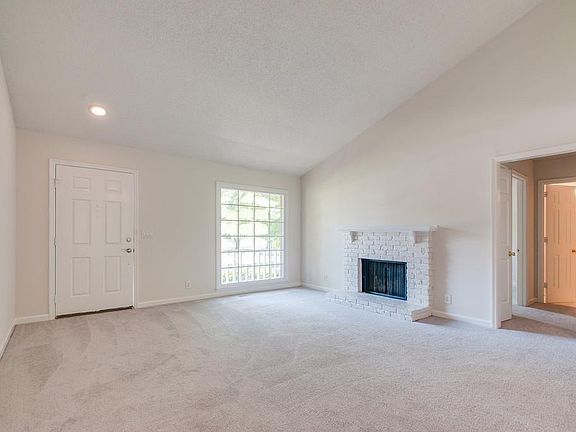 4th image of 1012 Blythe Ct W