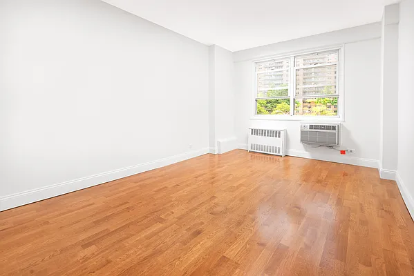 Bedroom, photo 1