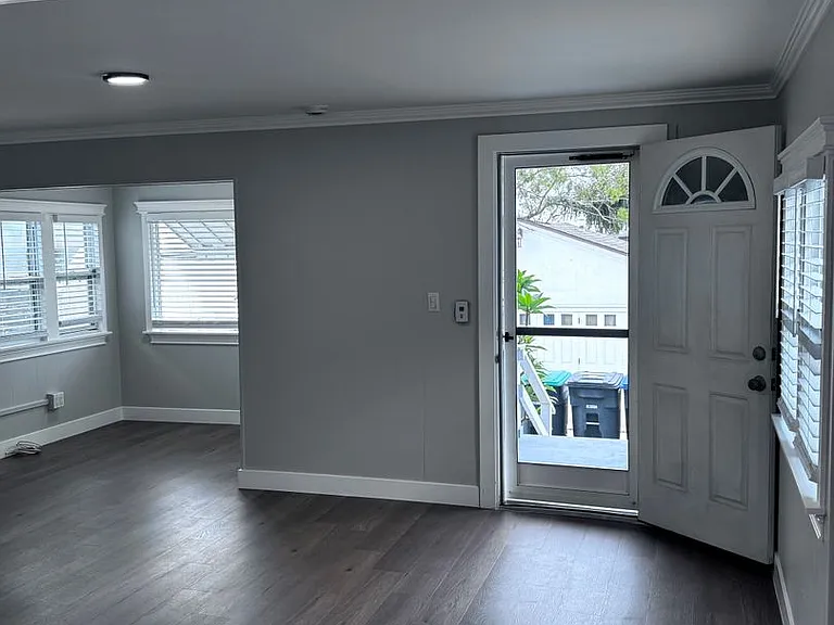 Modern Bungalow Located Blocks from Crescent Bay Beach-In Unit Laundry Included — Photo 11
