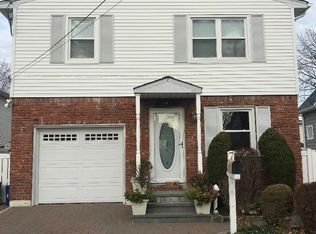 49 Grape Ln, Hicksville, NY 11801