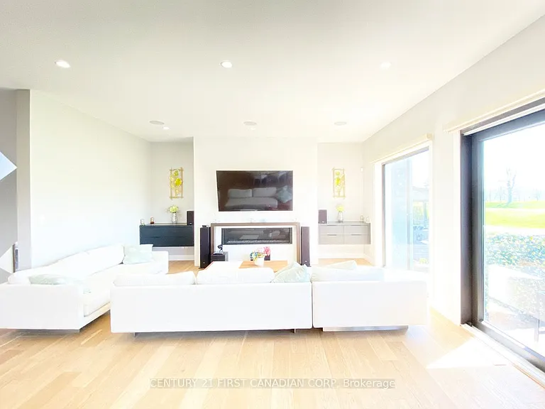 53 Edwin Dr — Photo 7