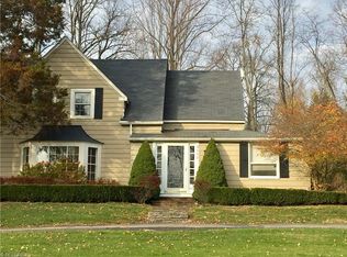8500 Rockspring Dr, Chagrin Falls, OH 44023