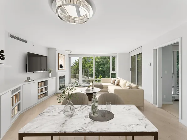 8 Smithe Mews #305, Vancouver, BC V6B 0A5