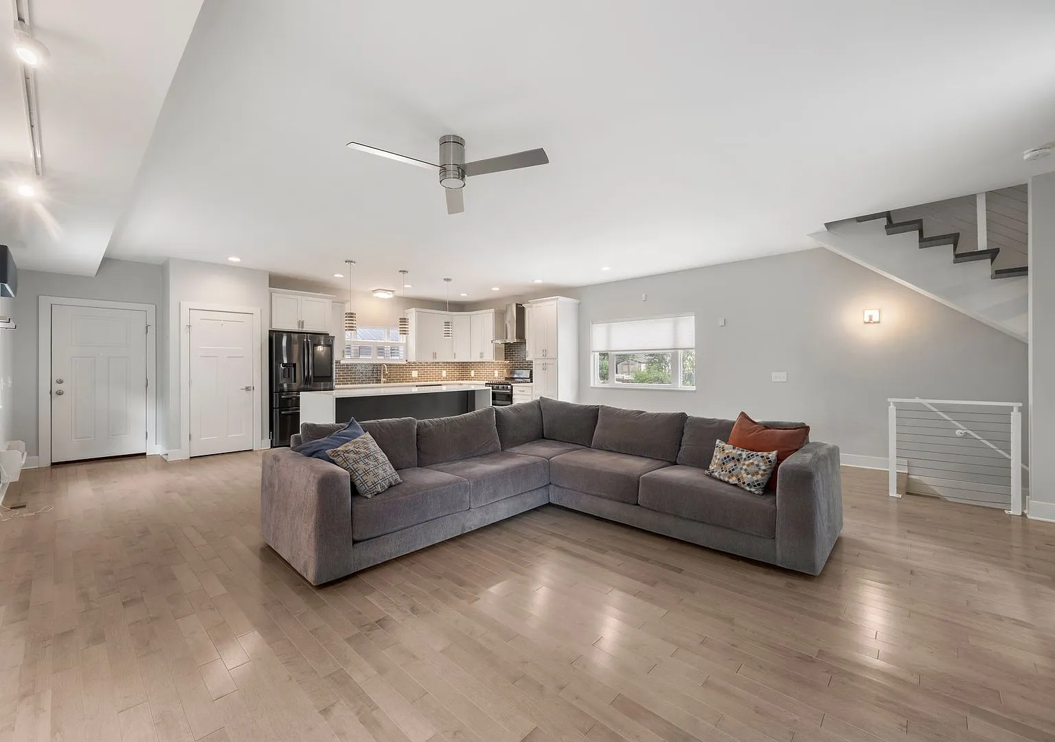 Modern and Spacious: 4 Bedroom / 3 Bathroom House for Rent — Photo 2