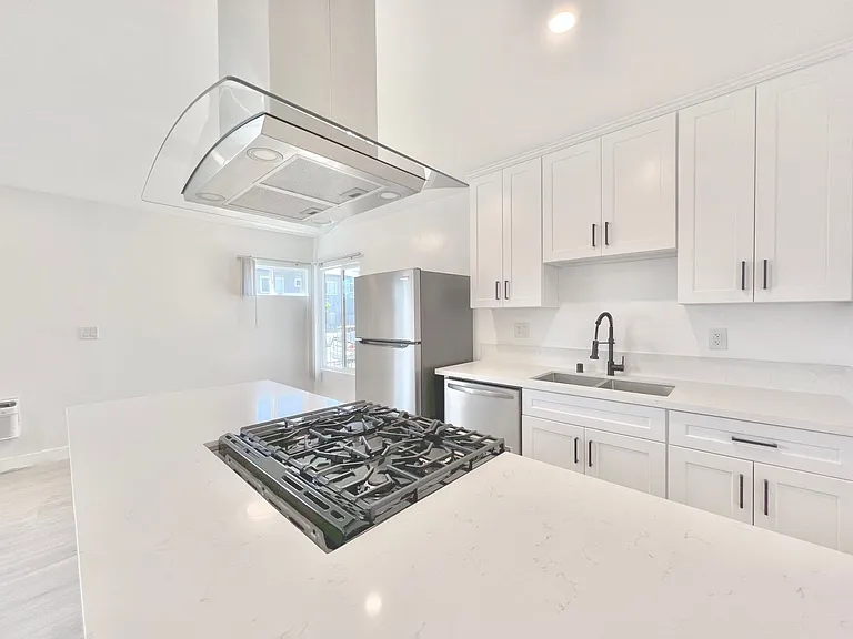 7305 Variel Avenue — Photo 5