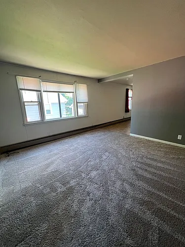515 W Oak St Photo 1