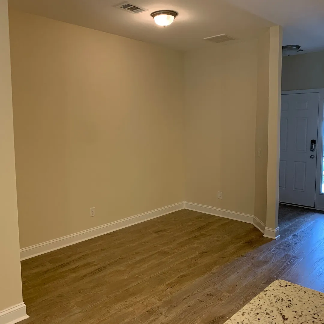 Very well maintained Townhouse — Photo 4