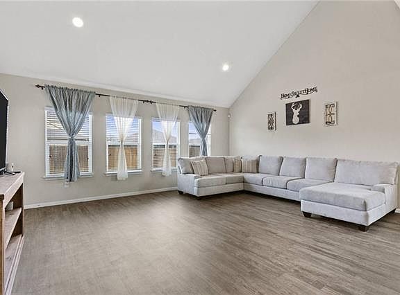 3rd image of 407 Camellia Dr