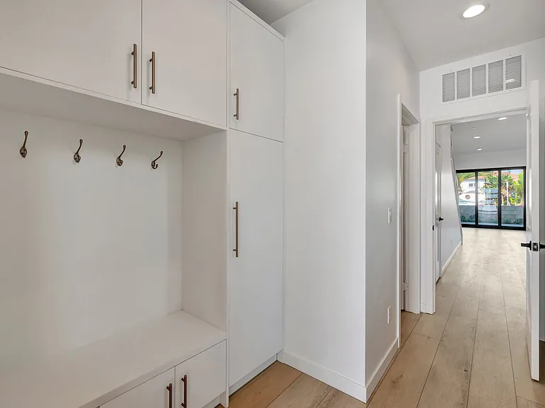 109 Daisy Ave #4 — Photo 38