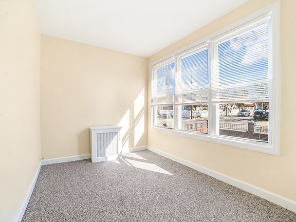 4th image of 9202 218th Pl Floor 1