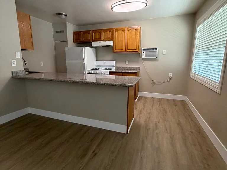 2711 E St #6 — Photo 4