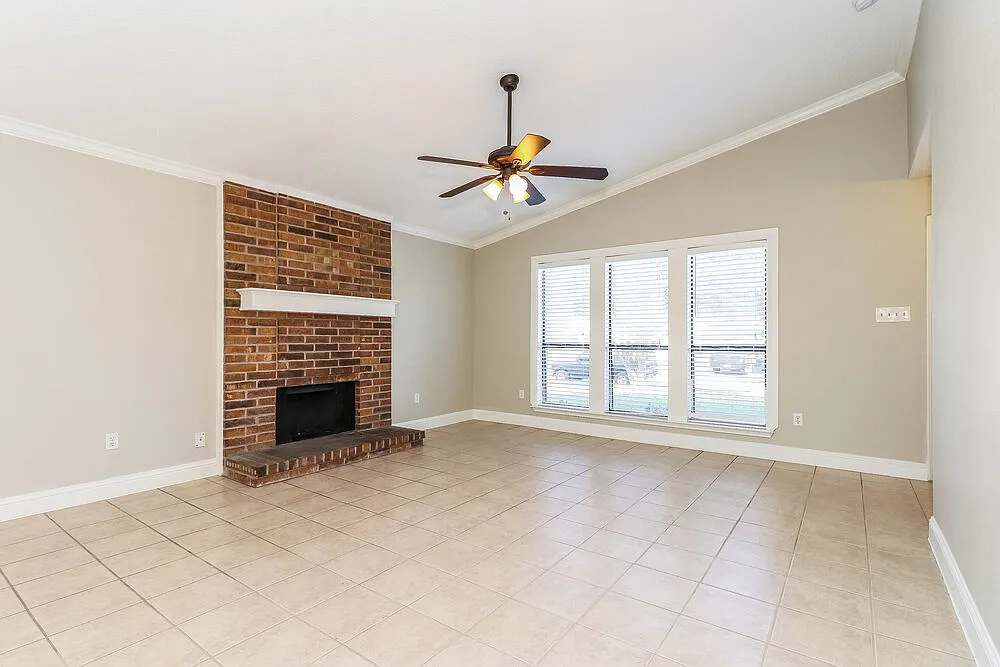 3 bed, 2.0 bath, 1452 sqft, $2,420 — Photo 2