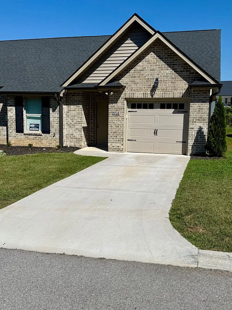 2 bed, 2.0 bath, 1179 sqft, $2,000 — Photo 1