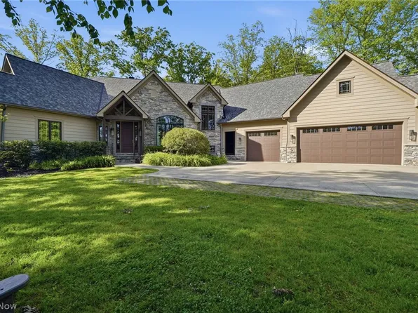 7230 Brighton Park Ct, Chagrin Falls, OH 44023