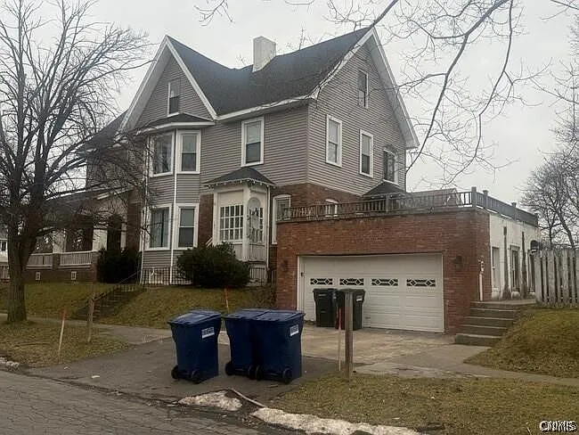 3 bed, 1.0 bath, 2572 sqft, $1,700 — Photo 1