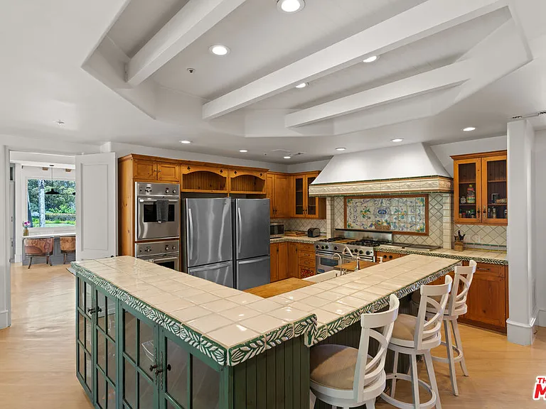 7160 Dume Dr — Photo 11