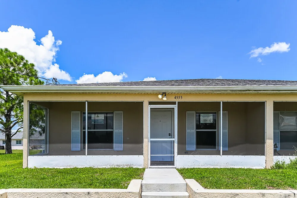 3 bed, 2.0 bath, 1181 sqft, $2,310 — Photo 1
