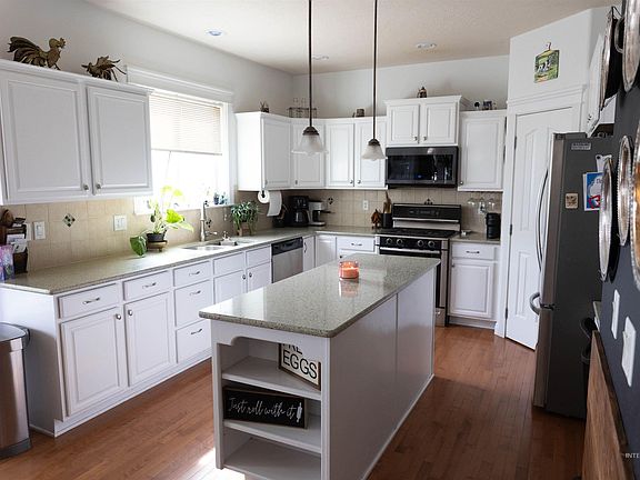 3rd image of 765 SW Foley St