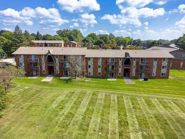 Meadowbrook Village Apartments — Photo 22