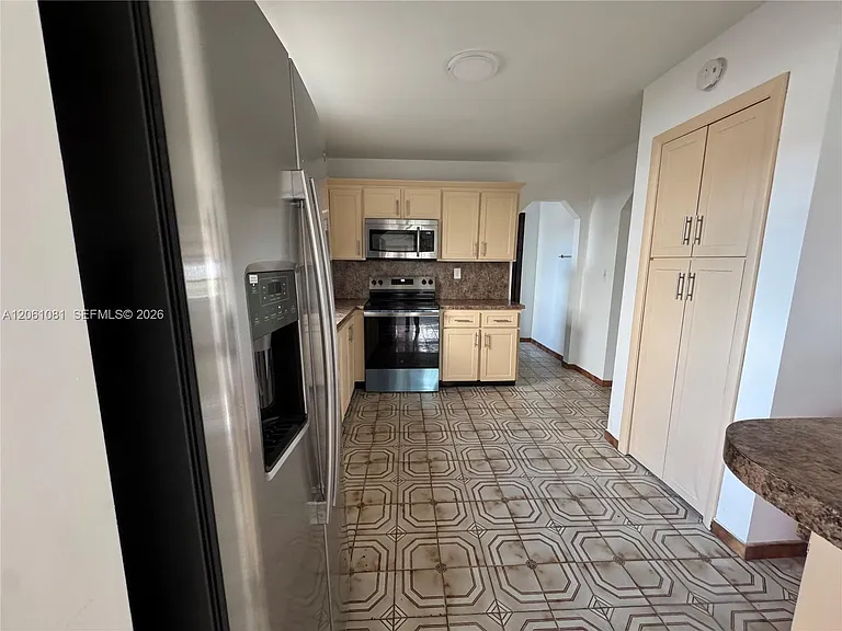 2524 SW 6th St — Photo 16