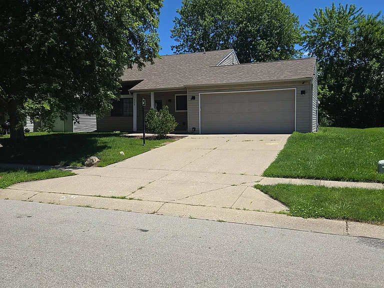 235 Meadow Glen Dr — Photo 1