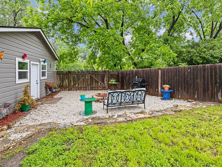 70 Sue Ann Dr — Photo 3