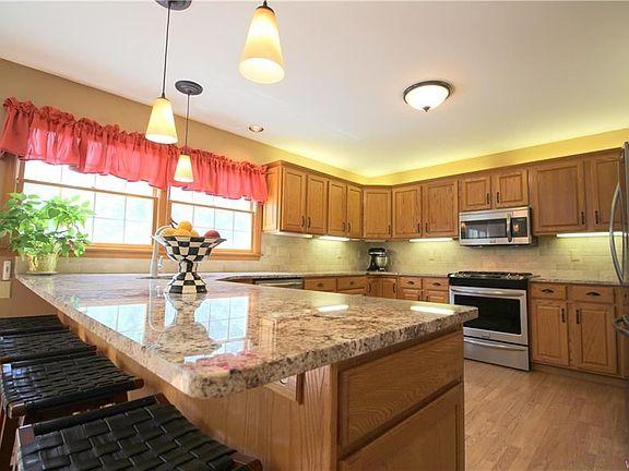 5th image of 10 Rosalind Dr