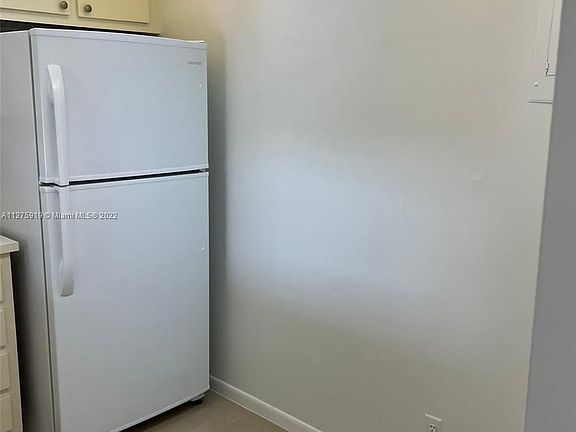 4th image of 470 Executive Center Dr APT 4I
