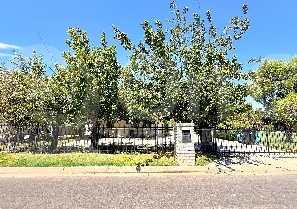 2626 W Vista Ave