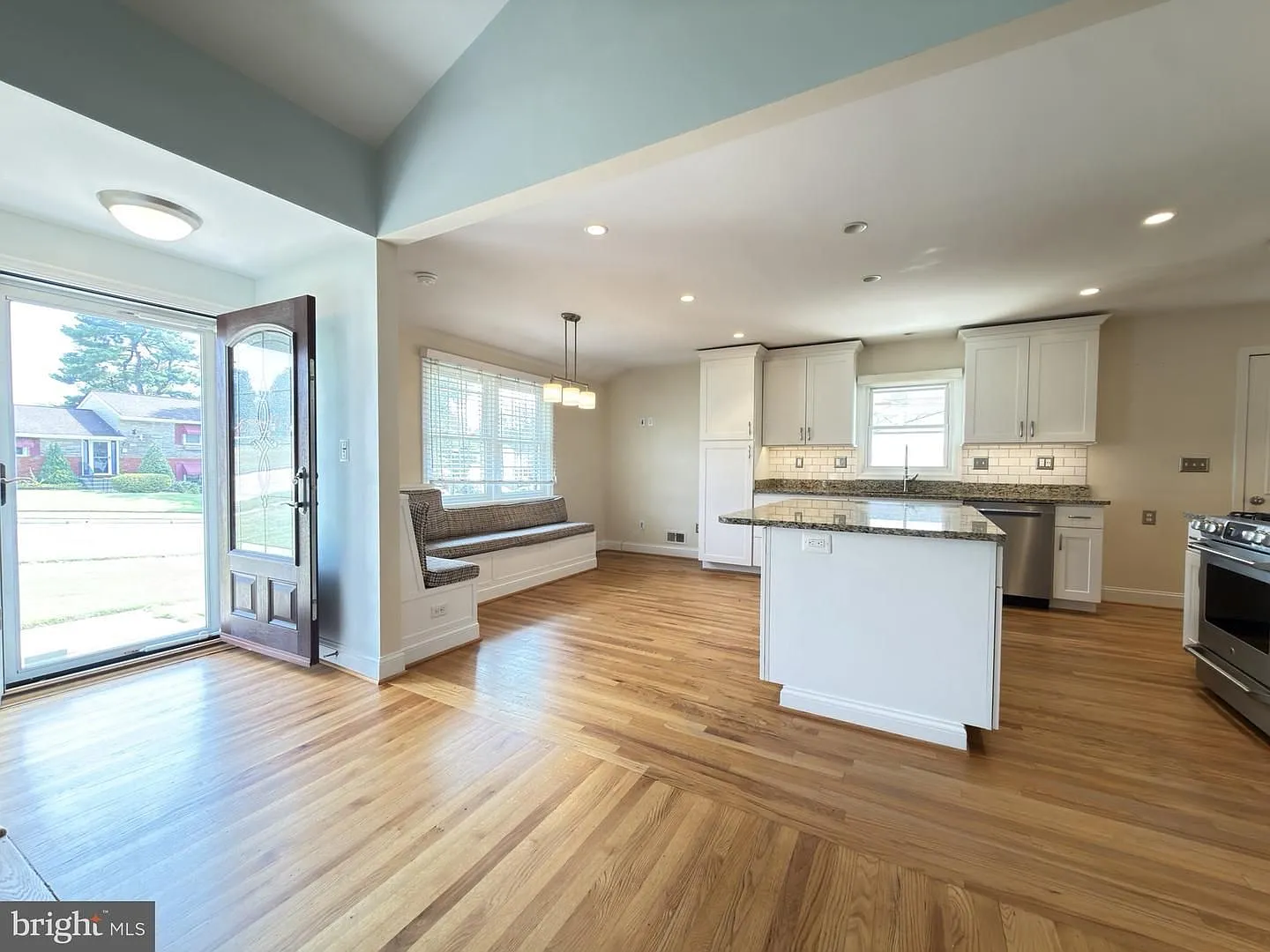 Welcome to this charming 3bd 3bth split-level home in the desirable Orchard Hills neighborhood — Photo 4