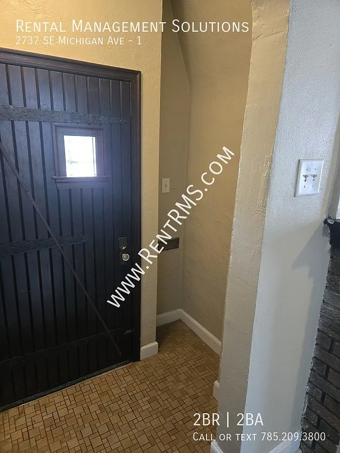 2737 Se Michigan Ave 1st Floor- 2 Bed/2 Bath — Photo 3