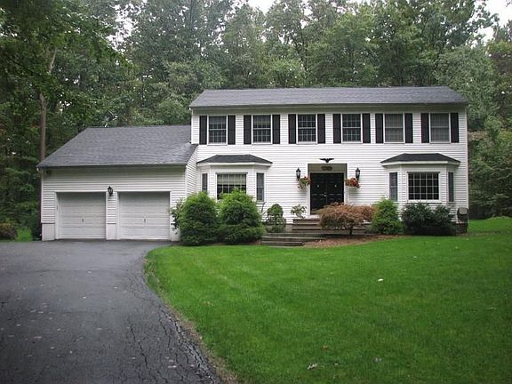 3rd image of 10 Caitlin Ct